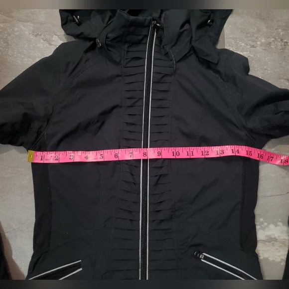 Lululemon Run: Back On Track Long Sleeve Jacket. Black. Hood. Size 4. - Picture 12 of 13
